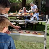 VivaTechnix KYLYCBD48220VQ027V2 Gratar pe carbune cu capac, rotisor electric 40W, Vivatechnix Otel Inoxidabil, Roti blocabile, inaltime reglabila, 147 x 45 x 106 cm